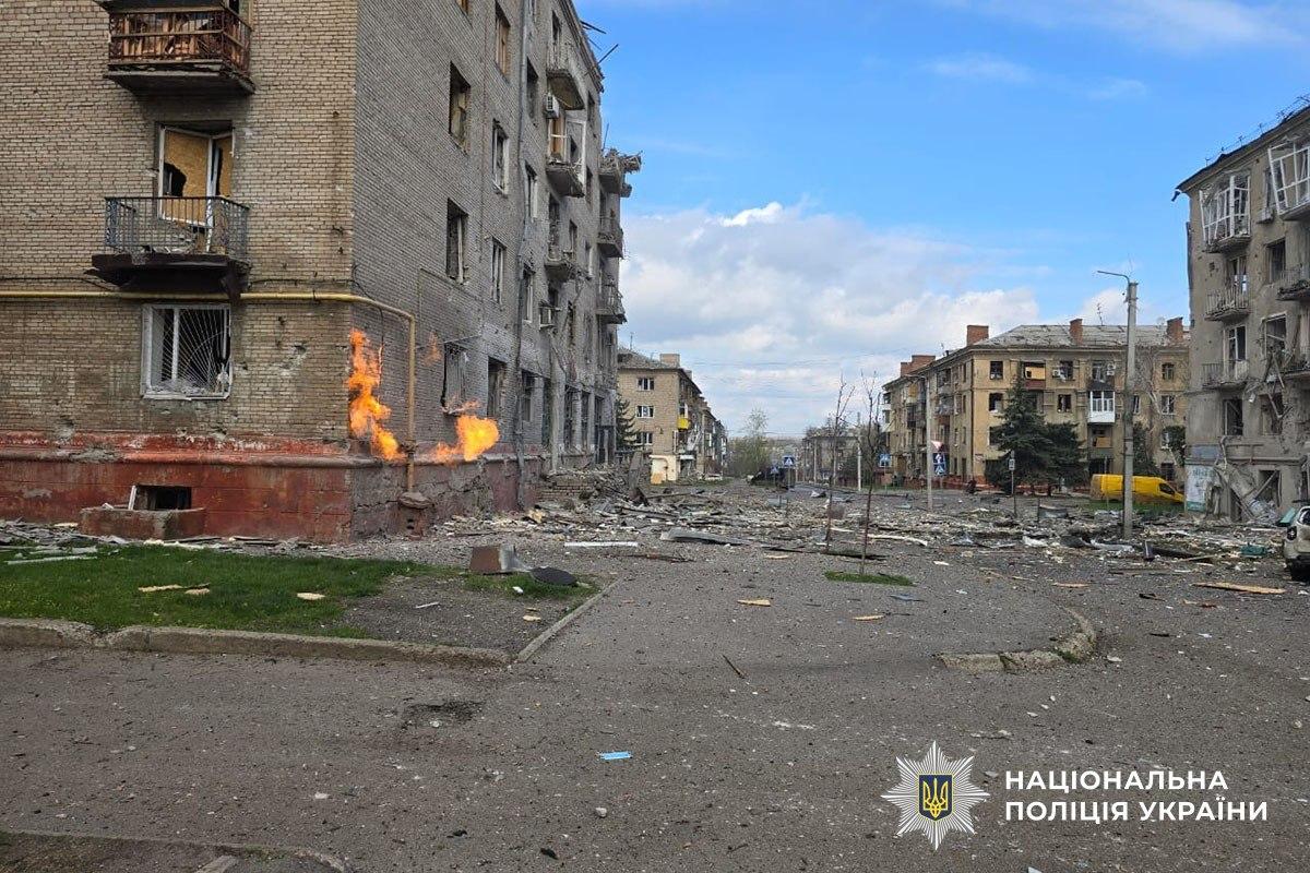 Росіяни вдарили чотирма бомбами по центру Краматорська: щонайменше 10 поранених (фото)
