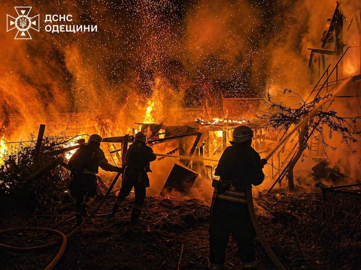 Росія масовано вдарила по Одещині: зруйновано лікарню та будинки, є постраждалі