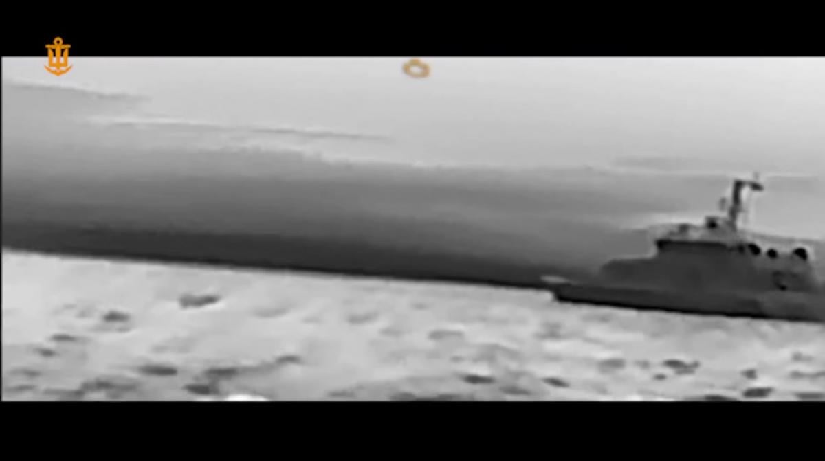 ВМС України уразили катери РФ, які охороняли Керченський міст (відео)