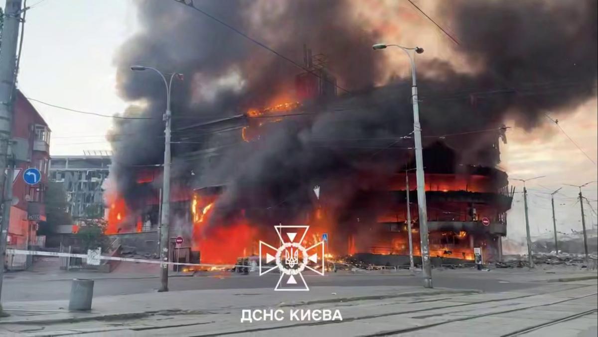 Вщент згоріли ТРЦ та ринок: як виглядає Лук’янівка у Києві після нічної атаки (фото)