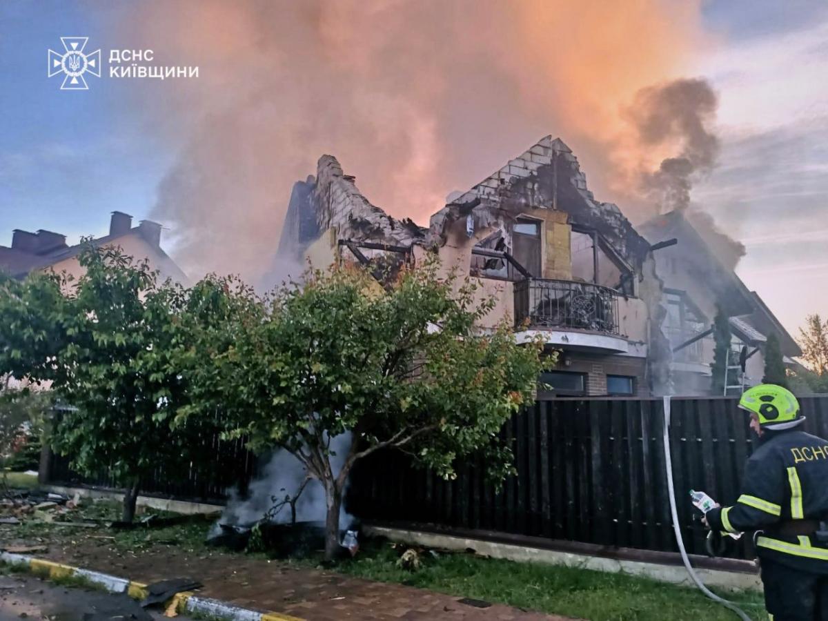 На Київщині після атаки РФ масштабні пожежі та руйнування, є поранені (фото)