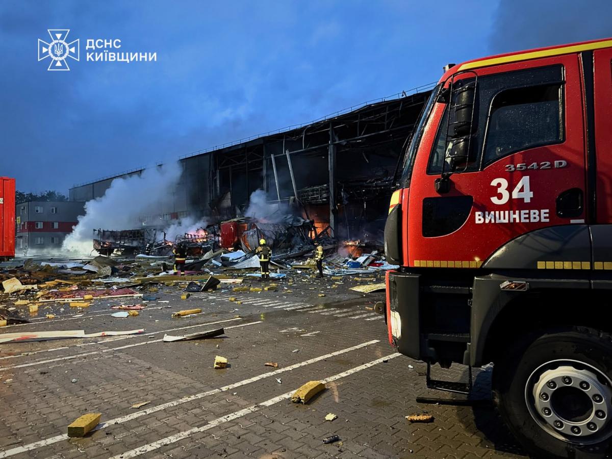Росіяни масовано обстріляли 5 районів Київщини: виникли пожежі, постраждали люди (фото)