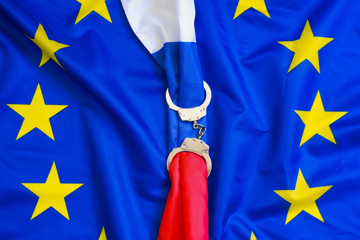 ЄС вдарив новими санкціями по Росії: обмеження стосуються ВПК та 
