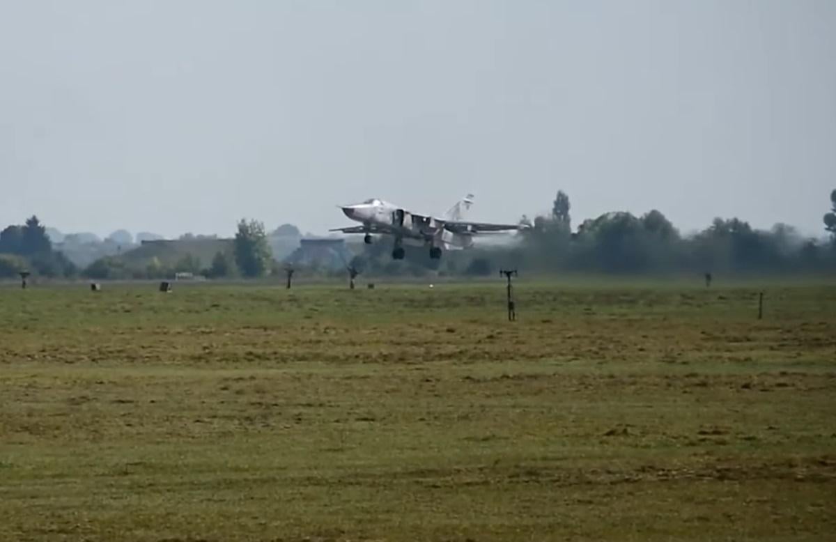У Хмельницькій області розбився бомбардувальник Су-24М: екіпаж загинув на місці