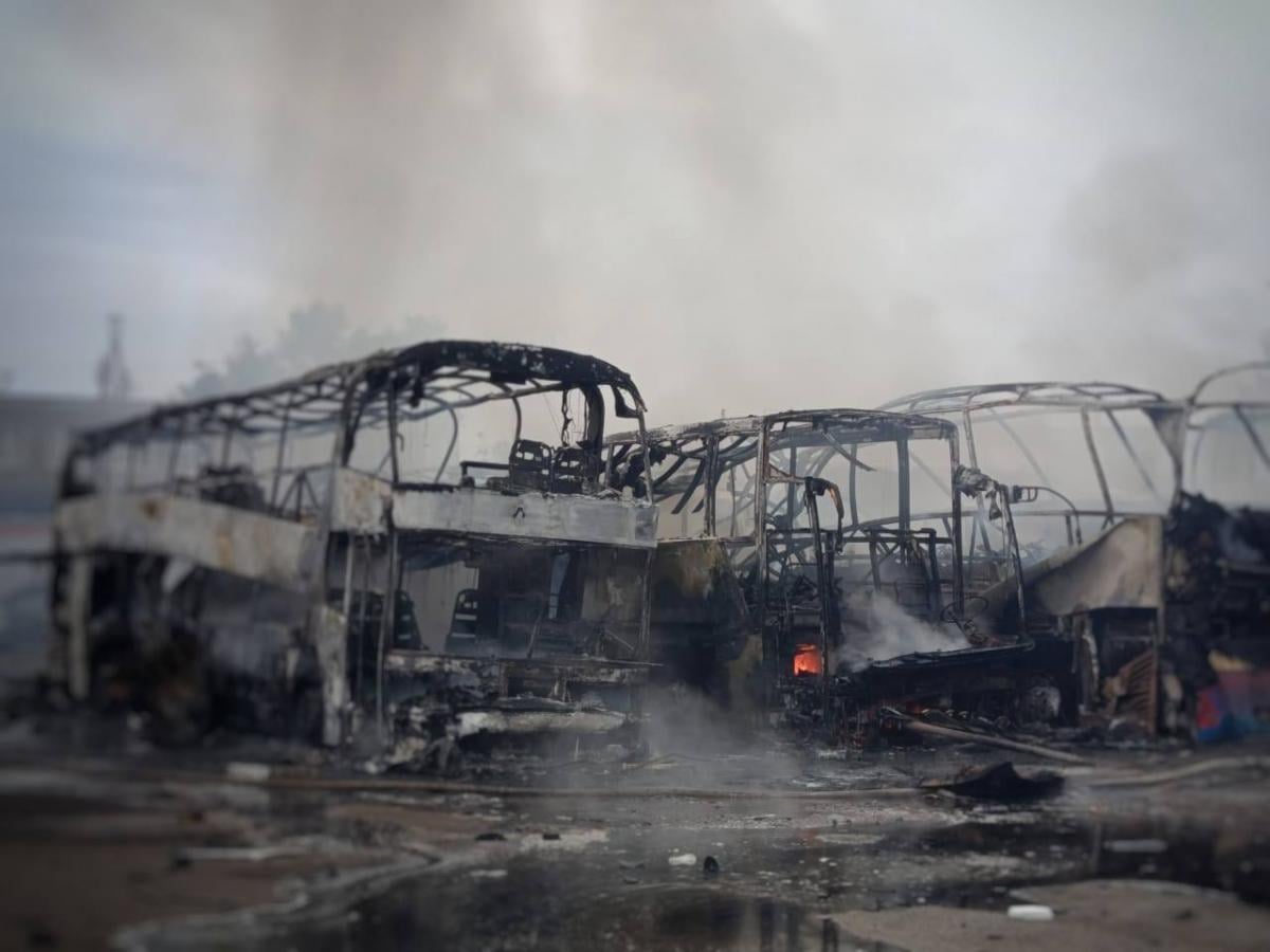 Росія атакувала Одесу: внаслідок влучань згоріли автобуси, 4 поранених (фото, відео)