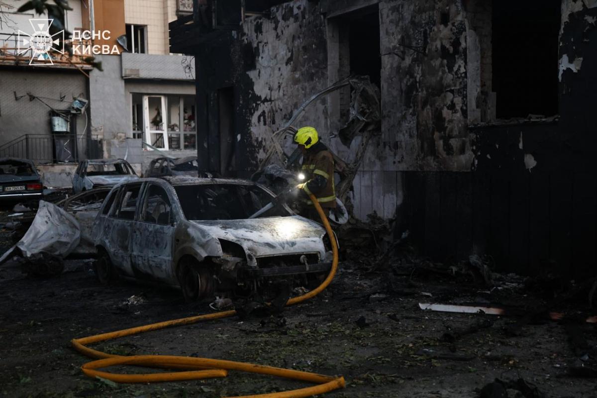 Удар РФ по Києву: влучання і пожежі у 5 районах, кількість постраждалих зросла (фото)