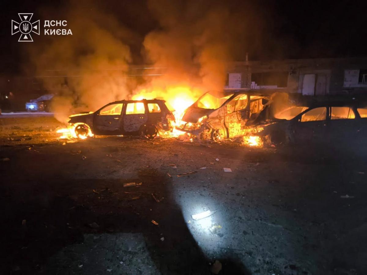 Росіяни завдали нічного удару по Києву: палали автівки, виникли пожежі у багатоповерхівках