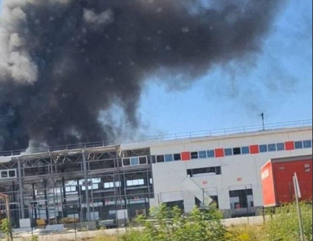 Росіяни вдарили по поштовому терміналу під Харковом: є загиблий