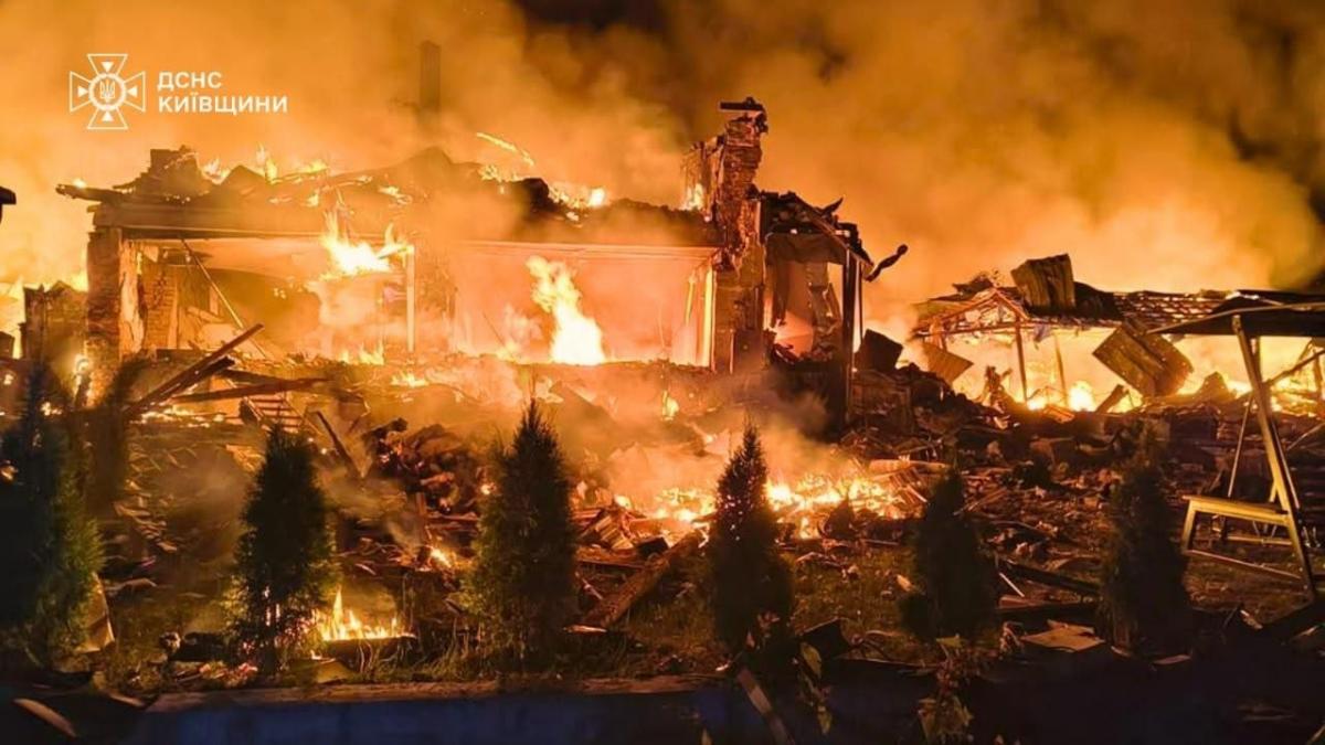 РФ повністю знищила житловий будинок на Київщині: загинуло троє людей, серед них дитина