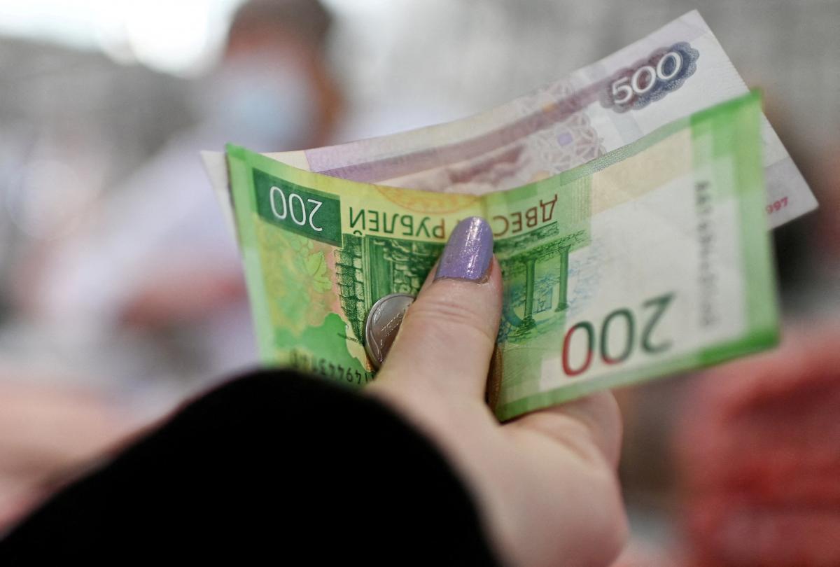 Росіяни виводять із банків мільярди, побоюючись вилучення вкладів на потреби війни, – WP