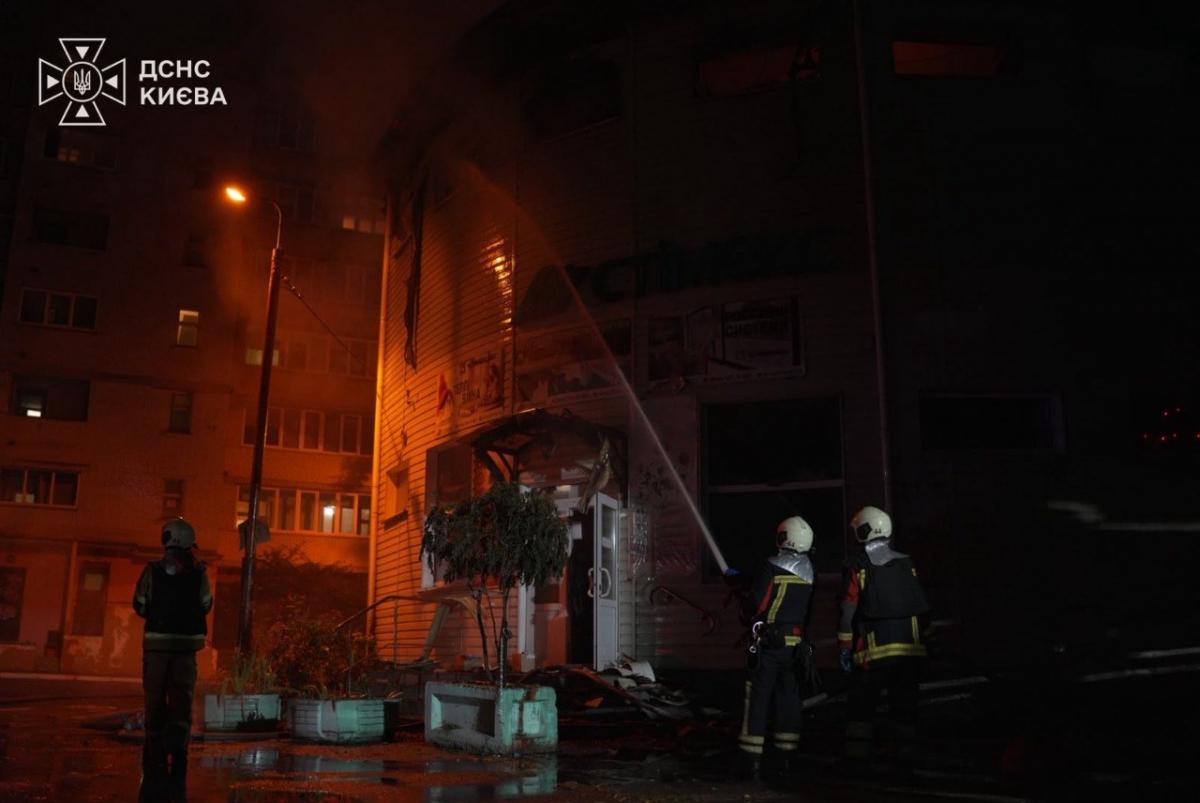 Росія завдала ударів по Києву: 12 людей загинуло, зафіксовано пожежі та руйнування (фото)