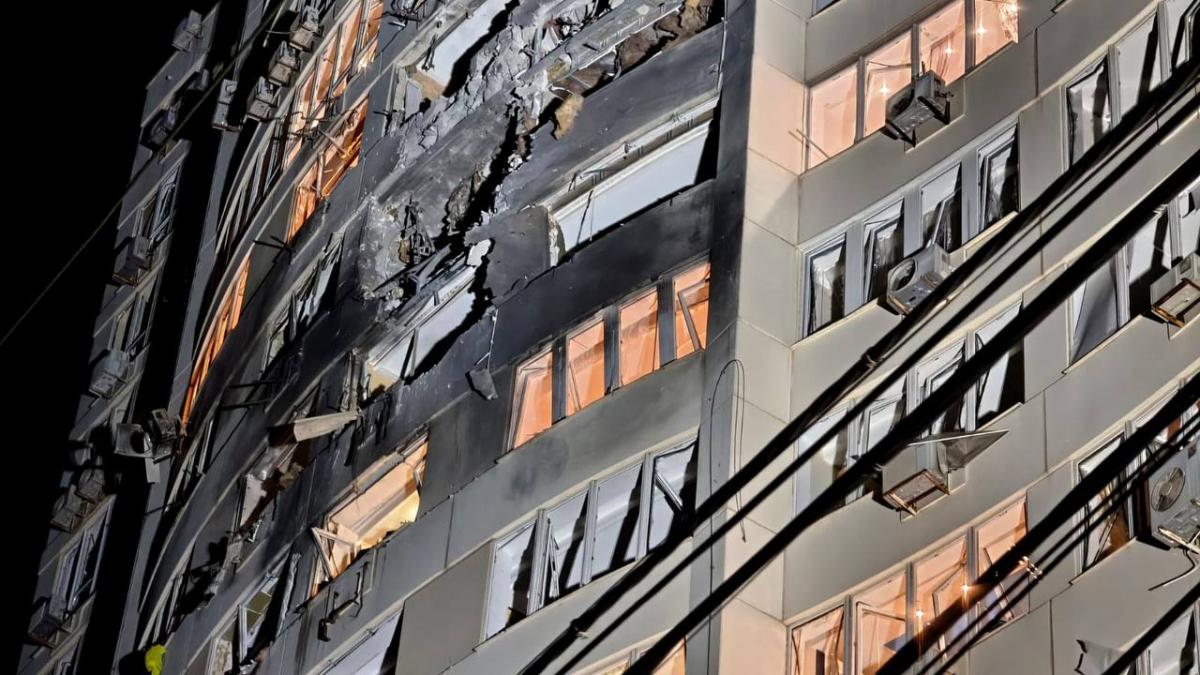 В Одесі росіяни поцілили у багатоповерхівку: багато постраждалих, серед них діти (фото)
