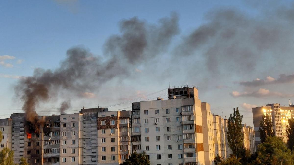 У Києві - влучання у 9-поверхівку: почалася пожежа, загинула людина (відео)