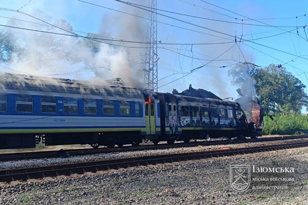 РФ атакувала поїзд на Харківщині: сталася пожежа, є постраждалі