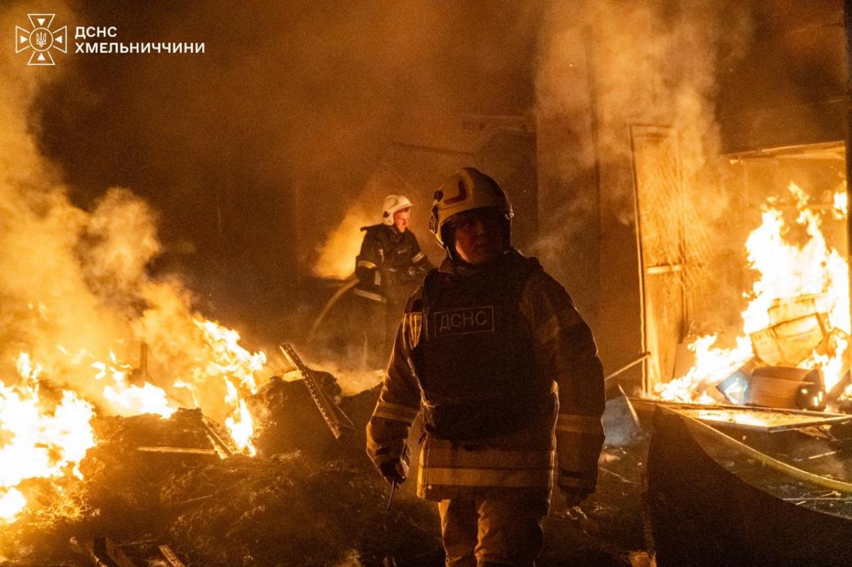 Росіяни вдарили по ринку у Хмельницькому, поранено рятувальників (фото, відео)