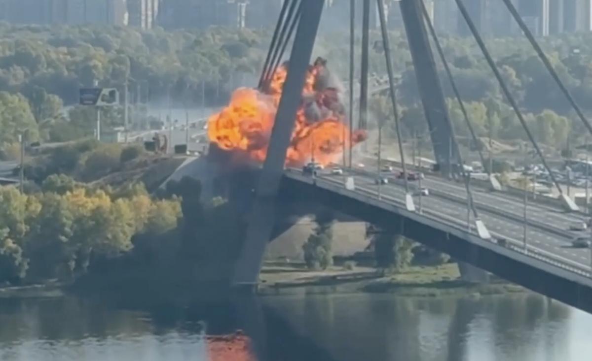 Росіяни вдарили по Північному мосту у Києві, на дорозі виникла велика діра (фото, відео)