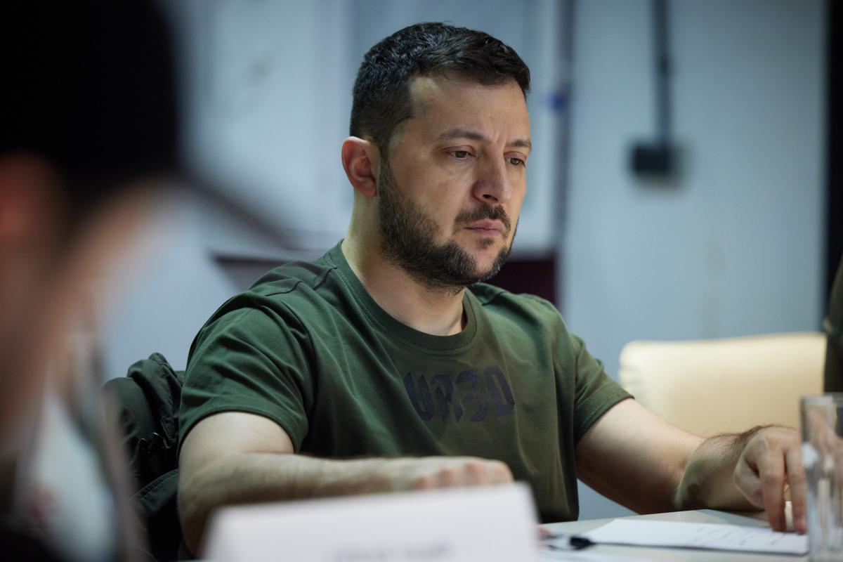 Зеленський підписав одразу три пакети санкцій проти РФ: подробиці