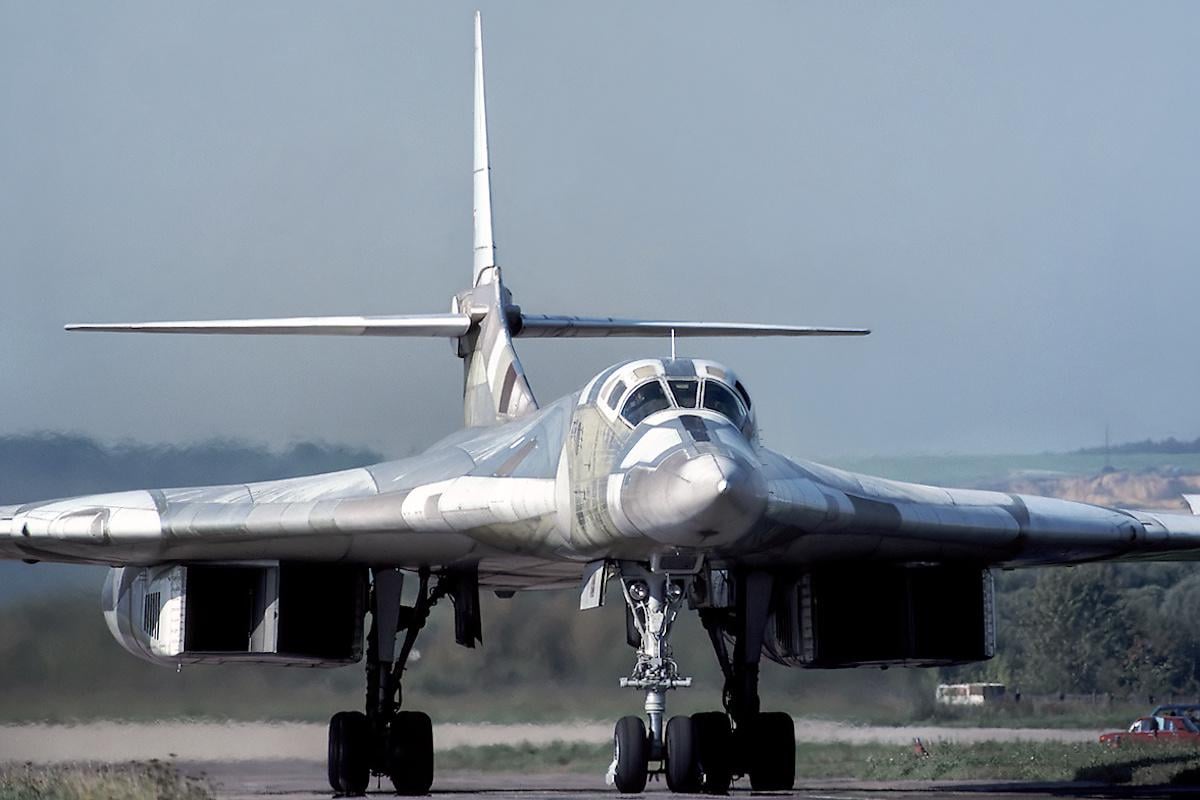 Супутникові знімки зафіксували спорядження Ту-160 ракетами перед атакою по Україні